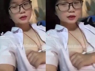 Nữ sinh kính cận lớp 9 khoe lồn khoe vú